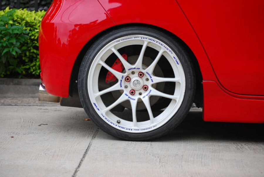 Toyota Yaris wheels Work Emotion CR KAI 18″ 7.5J ET42 215/35 5 door 