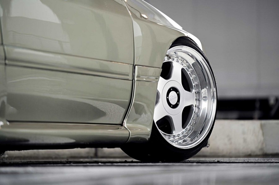 Mazda RX-7 FC wheels OZ Racing Futura 18″