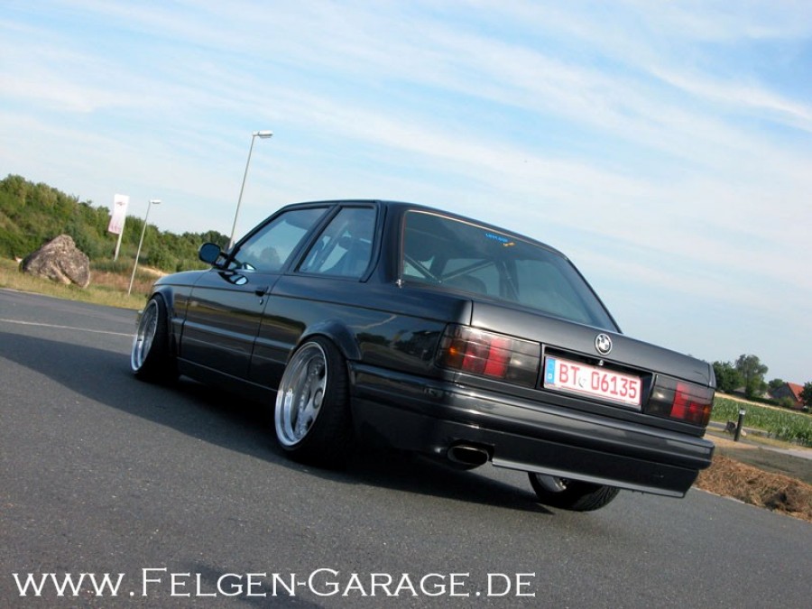 BMW 3 series E30 rines OZ Racing Futura 16″ 9.5J ET4 215/40 11J ET8 245/35